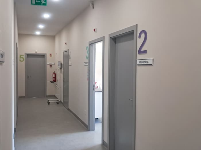 Clínica LabMED Saúde Gandra - Corredor de acesso aos gabinetes